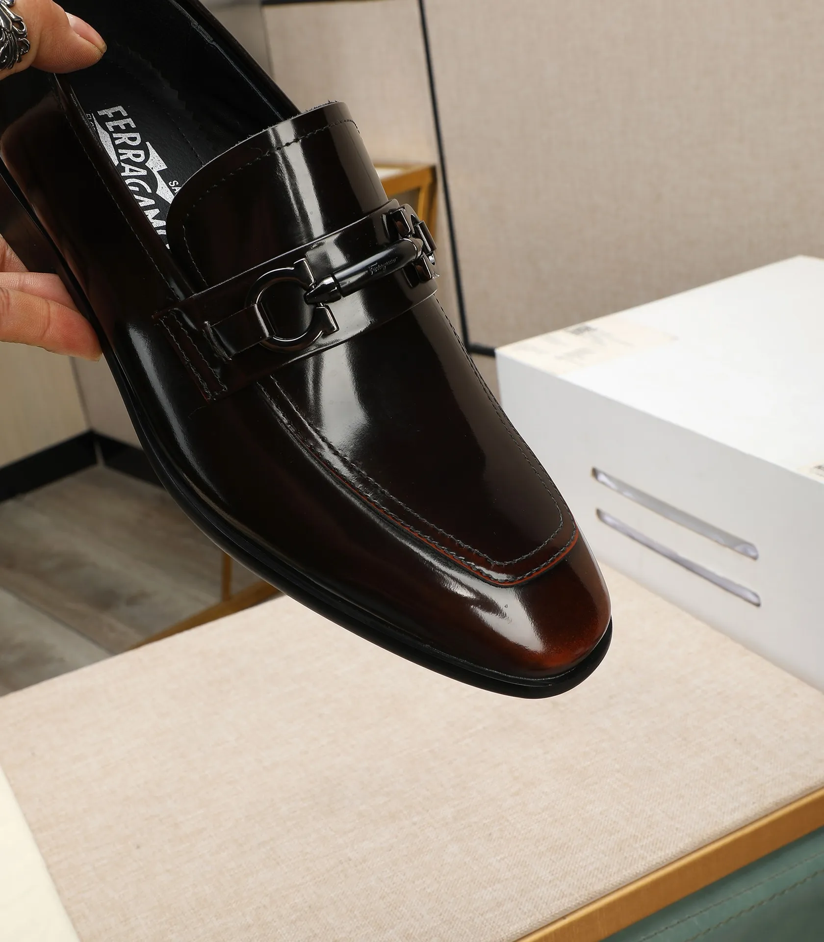 Men's shoes 💰540📛📛(water-dyed cowhide) Salvatore Ferragamo high-end (Salvatore Ferragamo) is the world's top luxury footwear brand. It comes from the fashion kingdom of Italy and is famous all over the world for its traditional handmade design and novel styles...🚶🏻🚶🏻New suit shoes are available simultaneously at the counter. This model is purely handmade. The fabric is imported from Italy's original first-layer cowhide. Soft water-dyed cowhide lining. Original authentic outsole🌀🌀Size: 38➖44 (45 customized)